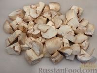 Фото приготовления рецепта: Рис с курицей, грибами и овощами (в духовке) - шаг №8