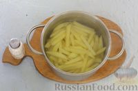Фото приготовления рецепта: Салат с курицей, картофелем, маринованными огурцами и морковью - шаг №5