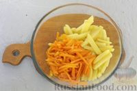 Фото приготовления рецепта: Салат с курицей, картофелем, маринованными огурцами и морковью - шаг №8