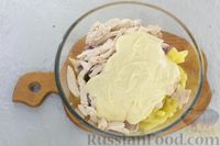 Фото приготовления рецепта: Салат с курицей, картофелем, маринованными огурцами и морковью - шаг №16