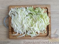 Фото приготовления рецепта: Салат из пекинской капусты с колбасой, кукурузой и сухариками - шаг №5