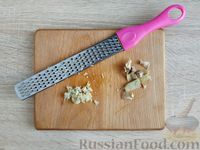 Фото приготовления рецепта: Куриное филе со стручковой фасолью, зелёным горошком, имбирём и соевым соусом - шаг №8