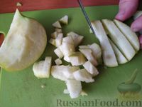 Фото приготовления рецепта: Салат из свёклы с изюмом, яблоком и орехами - шаг №3
