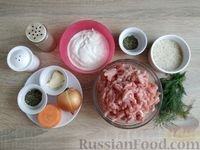 Фото приготовления рецепта: Тефтели с рисом и морковью, тушенные в сметанном соусе - шаг №1
