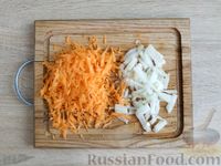Фото приготовления рецепта: Тефтели с рисом и морковью, тушенные в сметанном соусе - шаг №4