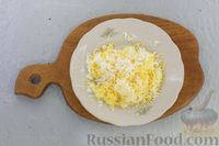 Фото приготовления рецепта: Слоёный салат со свининой, свёклой и яйцами - шаг №11