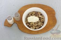 Фото приготовления рецепта: Слоёный салат со свининой, свёклой и яйцами - шаг №7