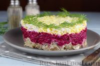 Фото приготовления рецепта: Слоёный салат со свининой, свёклой и яйцами - шаг №15