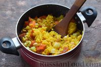 Фото приготовления рецепта: Рис с нутом, овощами и курагой - шаг №9