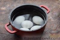 Фото приготовления рецепта: Яйца, фаршированные сельдью и маринованным огурцом - шаг №2
