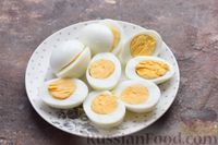 Фото приготовления рецепта: Яйца, фаршированные сельдью и маринованным огурцом - шаг №3
