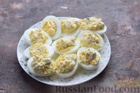 Фото приготовления рецепта: Яйца, фаршированные сельдью и маринованным огурцом - шаг №9