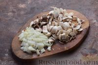 Фото приготовления рецепта: Блинные печёночные рулетики с грибами и морковью по-корейски - шаг №7