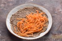 Фото приготовления рецепта: Блинные печёночные рулетики с грибами и морковью по-корейски - шаг №9