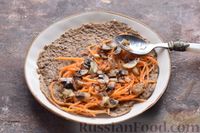Фото приготовления рецепта: Блинные печёночные рулетики с грибами и морковью по-корейски - шаг №10