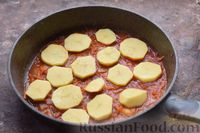 Фото приготовления рецепта: Ленивые пельмени, тушенные с картошкой (на сковороде) - шаг №12