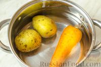 Фото приготовления рецепта: Слоёный салат с красной рыбой, картофелем, морковью и огурцами - шаг №2