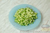 Фото приготовления рецепта: Слоёный салат с красной рыбой, картофелем, морковью и огурцами - шаг №5