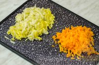 Фото приготовления рецепта: Слоёный салат с красной рыбой, картофелем, морковью и огурцами - шаг №8