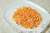 Фото приготовления рецепта: Слоёный салат с красной рыбой, картофелем, морковью и огурцами - шаг №10