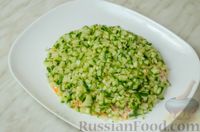 Фото приготовления рецепта: Слоёный салат с красной рыбой, картофелем, морковью и огурцами - шаг №12