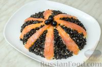 Фото приготовления рецепта: Слоёный салат с красной рыбой, картофелем, морковью и огурцами - шаг №14