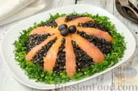 Фото приготовления рецепта: Слоёный салат с красной рыбой, картофелем, морковью и огурцами - шаг №16
