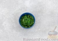 Фото приготовления рецепта: Слоёные рулетики с ветчиной, сыром и чесноком - шаг №4