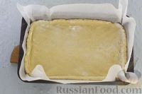 Фото приготовления рецепта: Имбирно-медовый пирог с джемом - шаг №10
