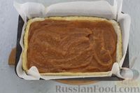 Фото приготовления рецепта: Имбирно-медовый пирог с джемом - шаг №11