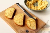 Фото приготовления рецепта: Новогодние бутерброды с сыром, морковью, яйцами и маслинами - шаг №5
