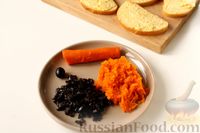 Фото приготовления рецепта: Новогодние бутерброды с сыром, морковью, яйцами и маслинами - шаг №7