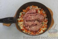 Фото приготовления рецепта: Картофельные гнёзда с начинкой из мясного фарша, овощей и сыра - шаг №8