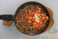 Фото приготовления рецепта: Картофельные гнёзда с начинкой из мясного фарша, овощей и сыра - шаг №10