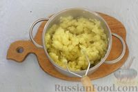 Фото приготовления рецепта: Картофельные гнёзда с начинкой из мясного фарша, овощей и сыра - шаг №4