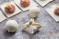 Фото приготовления рецепта: Открытые пирожки из слоёного теста, с мясом и сыром - шаг №7