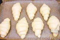 Фото приготовления рецепта: Воздушные булочки-круассаны - шаг №10
