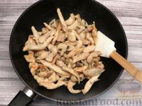 Фото приготовления рецепта: Куриное филе, жаренное с грибами и овощами - шаг №5