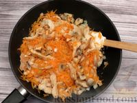 Фото приготовления рецепта: Куриное филе, жаренное с грибами и овощами - шаг №7