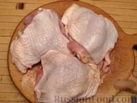 Фото приготовления рецепта: Куриные бёдрышки, тушенные в томатно-соевом соусе - шаг №2