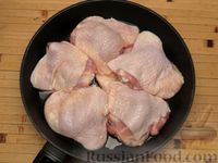 Фото приготовления рецепта: Куриные бёдрышки, тушенные в томатно-соевом соусе - шаг №3