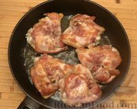 Фото приготовления рецепта: Куриные бёдрышки, тушенные в томатно-соевом соусе - шаг №4