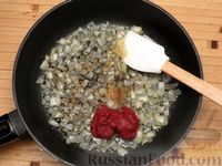 Фото приготовления рецепта: Куриные бёдрышки, тушенные в томатно-соевом соусе - шаг №7