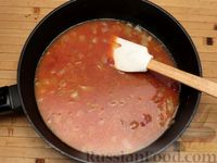 Фото приготовления рецепта: Куриные бёдрышки, тушенные в томатно-соевом соусе - шаг №9