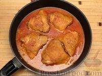 Фото приготовления рецепта: Куриные бёдрышки, тушенные в томатно-соевом соусе - шаг №11