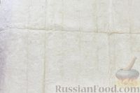 Фото приготовления рецепта: Тарт-перевёртыш из рубленого теста, с пряным карамелизованным луком и арахисом - шаг №7
