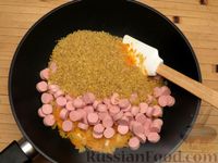 Фото приготовления рецепта: Булгур с сосисками, на сковороде - шаг №5