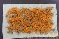Фото приготовления рецепта: Рулетики из лаваша с фаршем и корейской морковью, в яичной заливке (на сковороде) - шаг №9