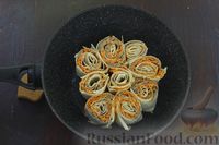 Фото приготовления рецепта: Рулетики из лаваша с фаршем и корейской морковью, в яичной заливке (на сковороде) - шаг №13