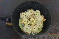 Фото приготовления рецепта: Рулетики из лаваша с фаршем и корейской морковью, в яичной заливке (на сковороде) - шаг №16